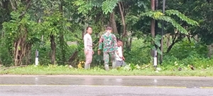 Peduli Lingkungan, Babinsa Sampir Bersama Warga Laksanakan Gotong Royong Irigasi