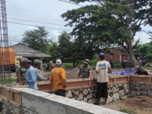 Babinsa Tekankan Keselamatan Kerja dalam Pembangunan KDKMP