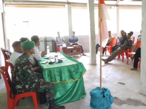 TNI Dampingi Program Perhutanan Sosial, Babinsa Talibura Hadiri Evaluasi HKM Obo Bao