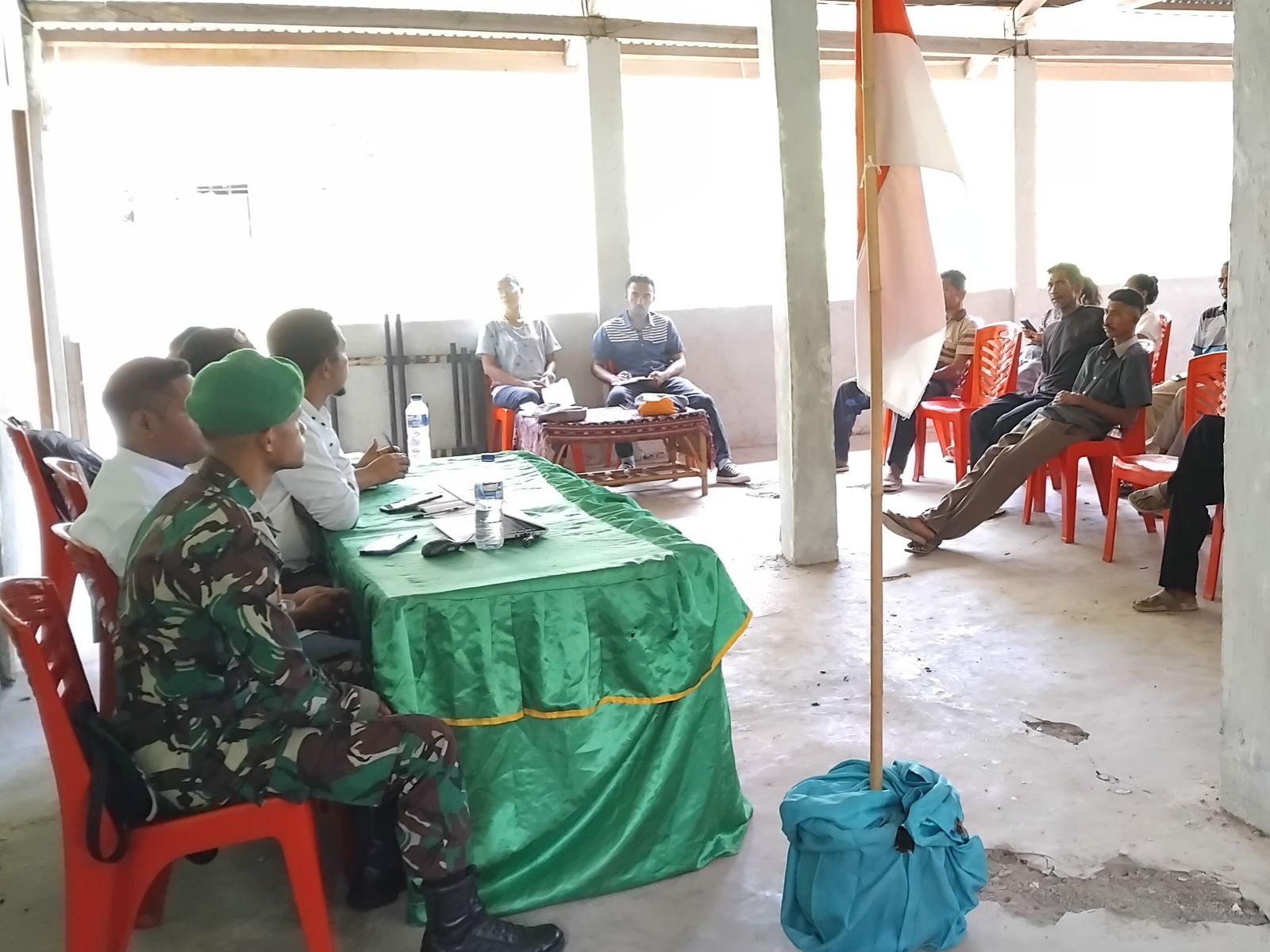 TNI Dampingi Program Perhutanan Sosial, Babinsa Talibura Hadiri Evaluasi HKM Obo Bao