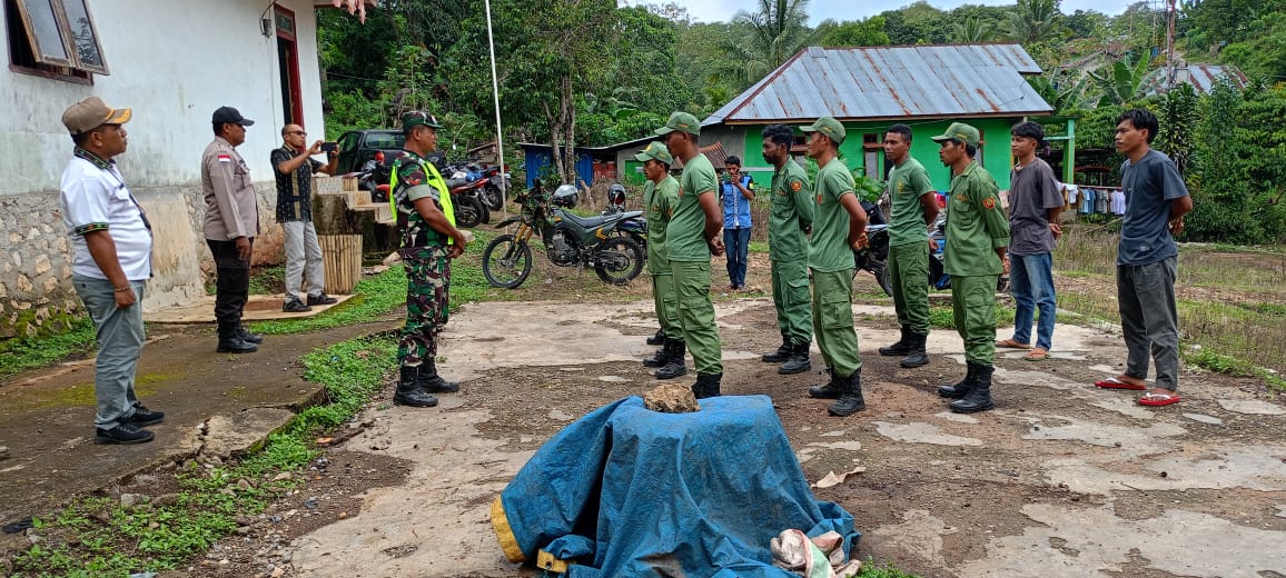 Biar Desa Tetap Kondusif, Babinsa Koramil 1612-02/Reok Bekali Linmas Torong Koe