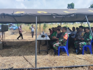 Semangat Swasembada Pangan, Babinsa Koramil 1612-03/Borong Turun Langsung ke Lokasi Panen