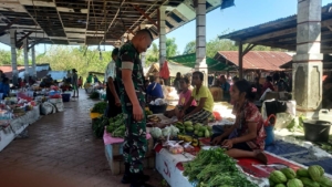 Wujud Kepedulian TNI, Babinsa Karera Monitoring Pasar Mingguan