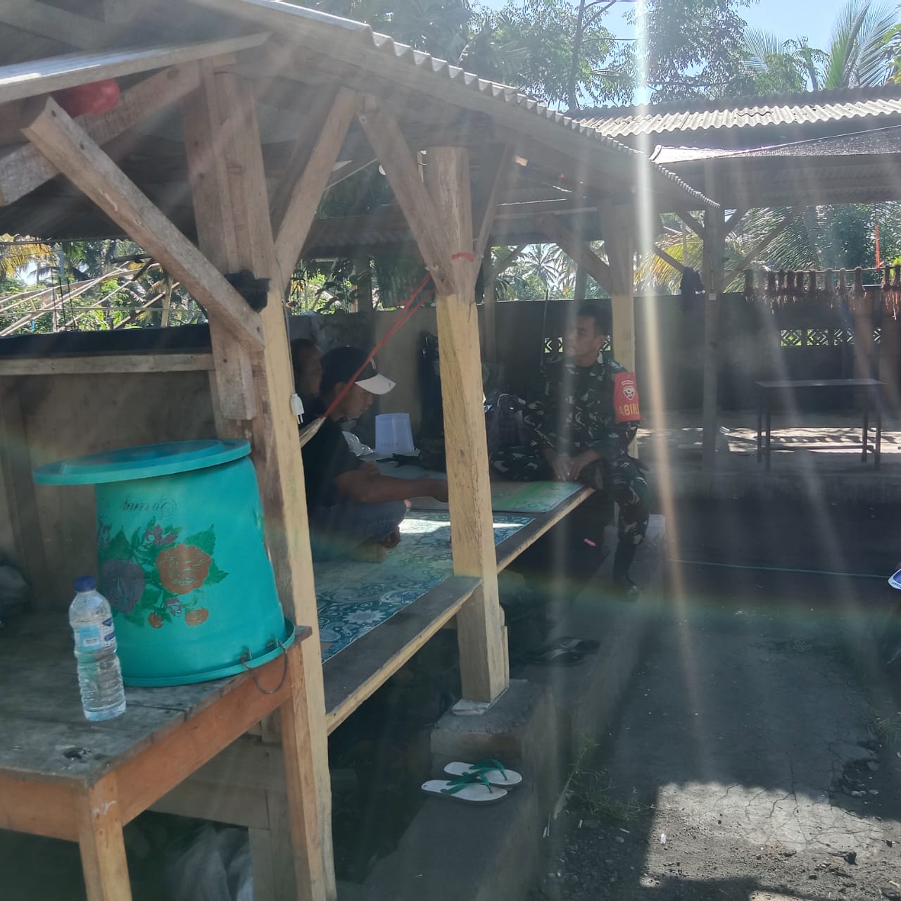 ‎Babinsa Aikmel Utara Aktif Komsos demi Menjaga Keamanan dan Kebersamaan Warga