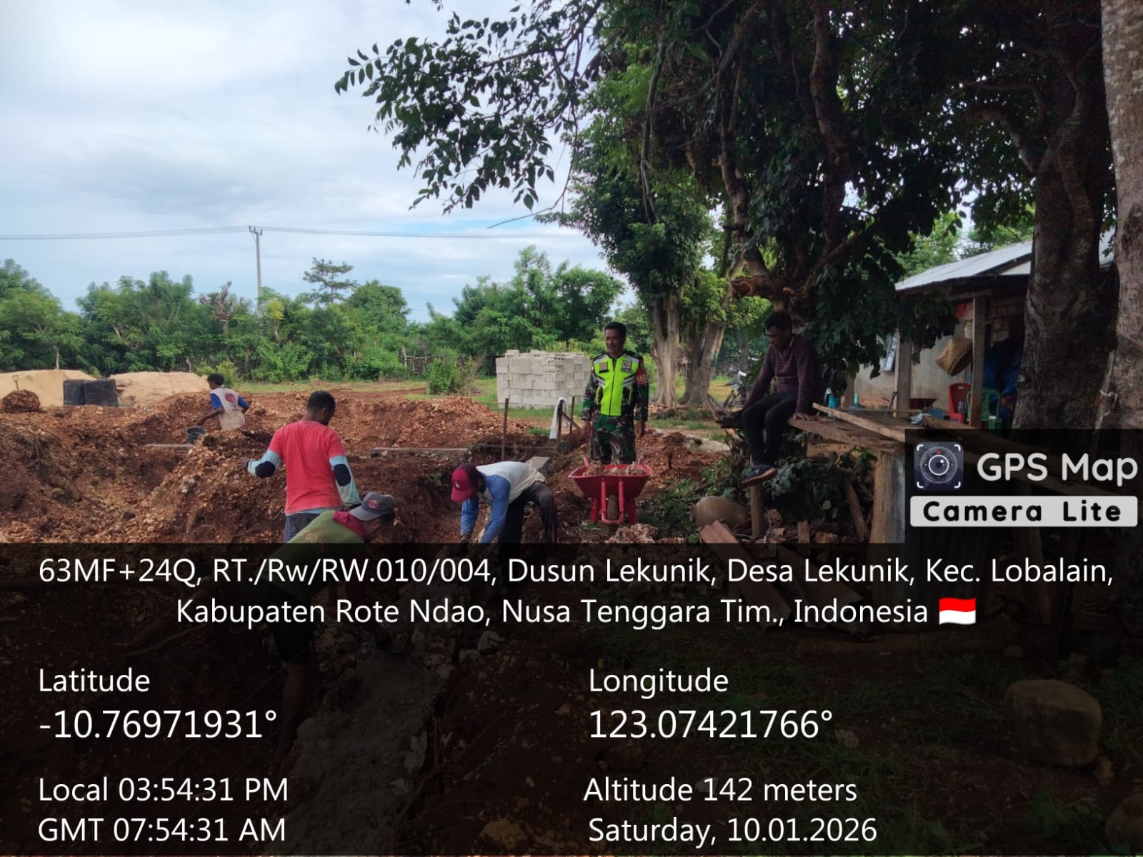 Monitoring Wilayah, Babinsa Serka Ishak Manafe Pantau Pendistribusian Material Bangunan