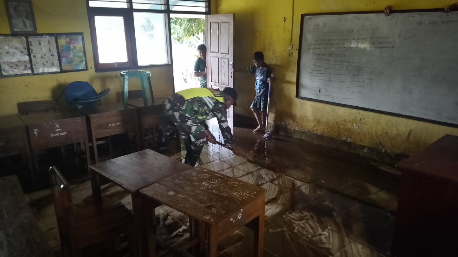 Babinsa Desa Rada Sigap Bersihkan Sekolah SDN Inpres Rada Pasca Banjir