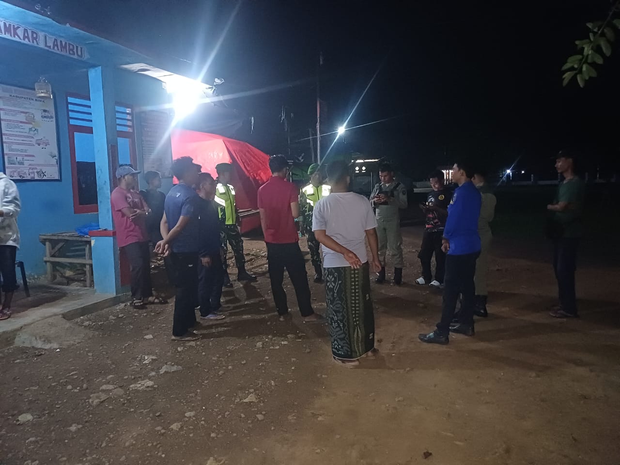 Patroli Siskamling Babinsa Koramil 1608-03/Sape Amankan Desa Lanta Barat Malam Ini