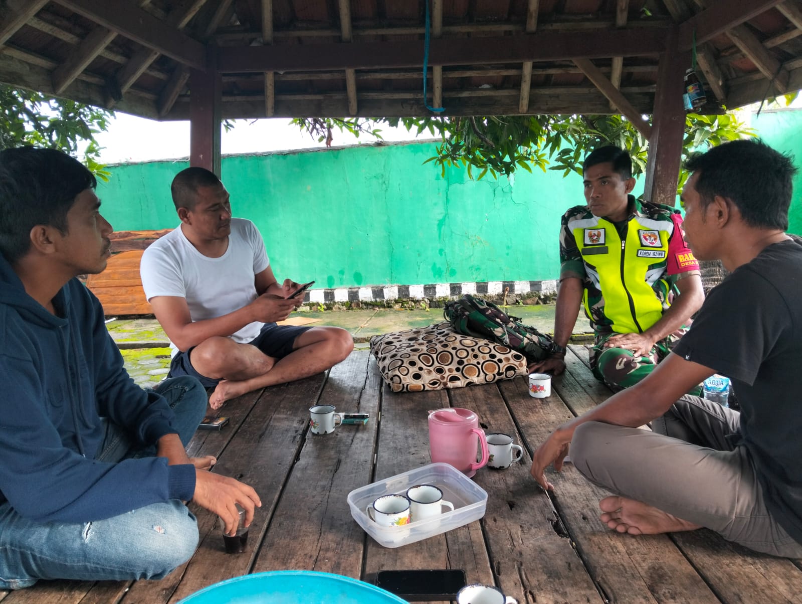 Serka Saiful Babinsa Desa Sondosia Ajak Warga Jaga Kamtibmas dan Kebersihan Musim Hujan