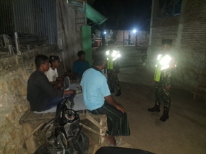 Babinsa Koramil 1608-03/Sape Laksanakan Patroli Siskamling untuk Pengamanan Desa Sari