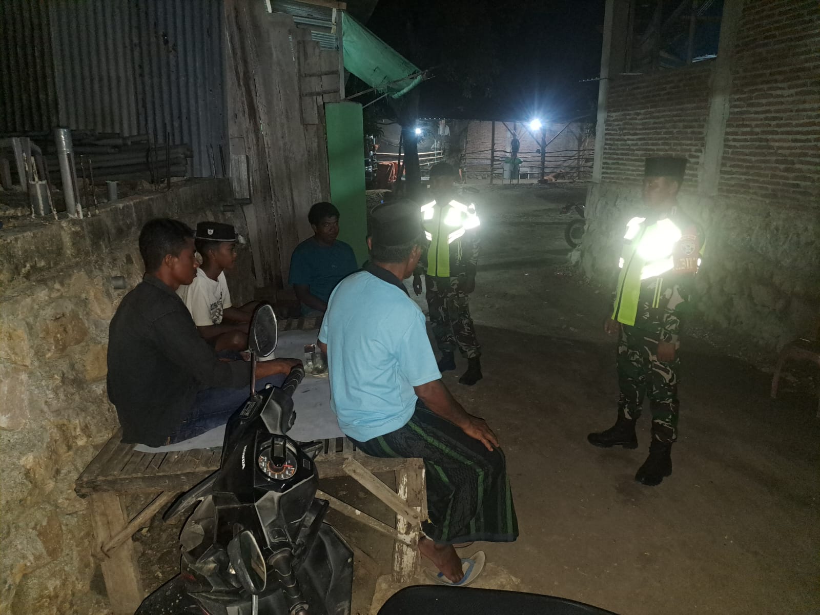 Babinsa Koramil 1608-03/Sape Laksanakan Patroli Siskamling untuk Pengamanan Desa Sari