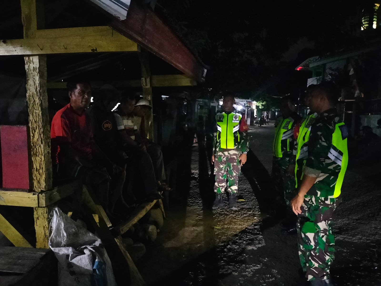 Anggota Koramil Rasanae Gelar Patroli Siskamling di Kelurahan Matakando, Kota Bima