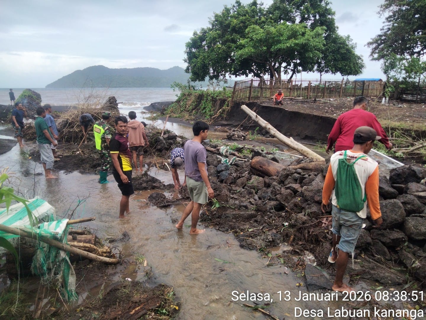 Babinsa Sertu Herman Pimpin Gotong Royong Penanggulangan Banjir di Desa Labuan Kananga
