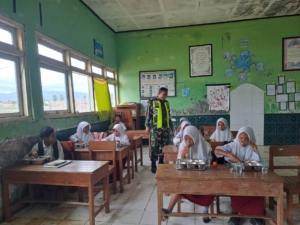 Babinsa Koramil 1608-03/Sape Dampingi Pembagian Makan Bergizi Gratis untuk 2.508 Paket di Desa Sangia