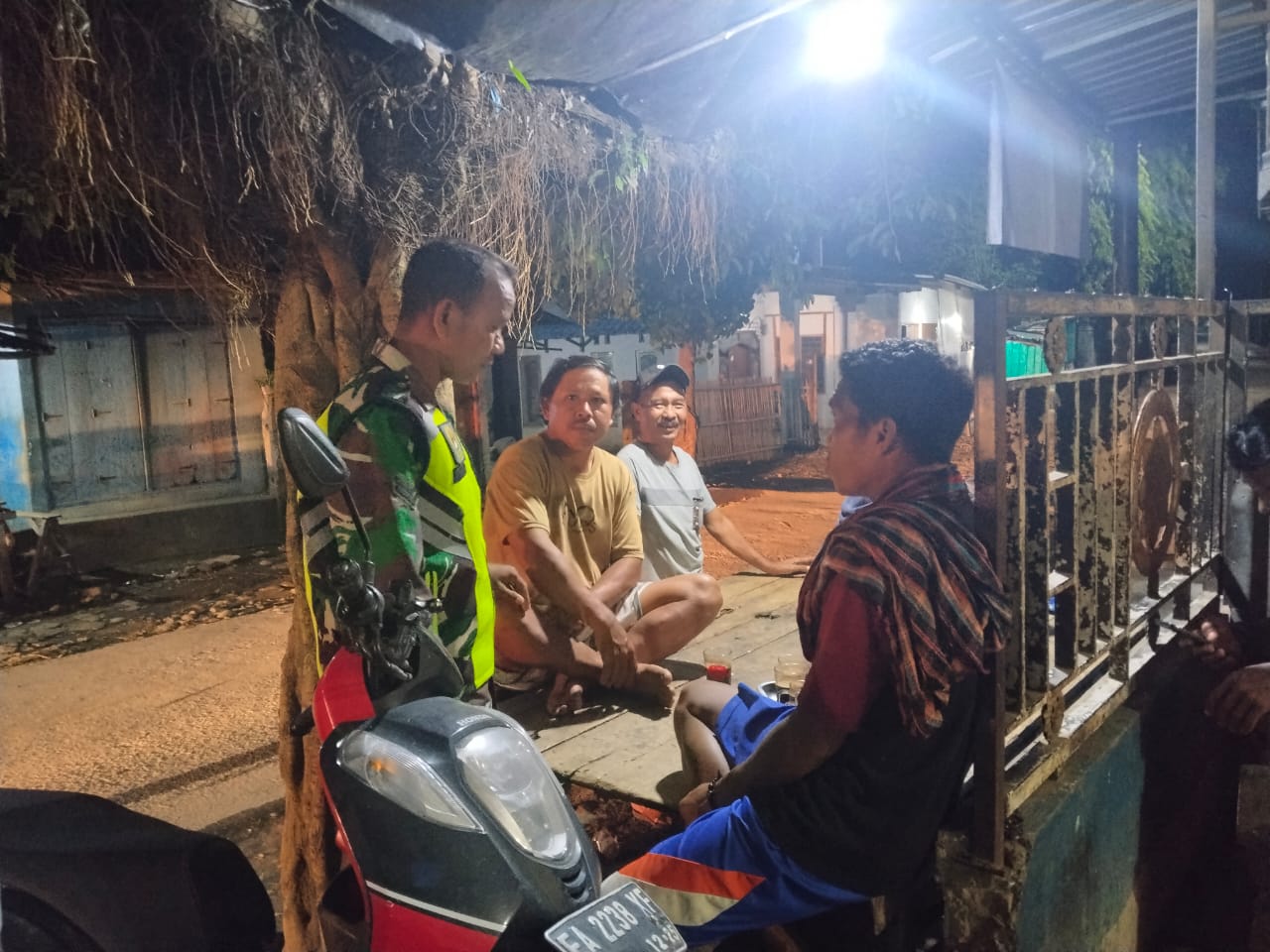 Keamanan Lingkungan Terjaga, Babinsa Ajak Warga Jalin Komunikasi dan Saling Mengawasi