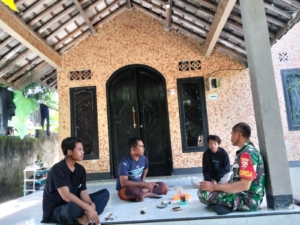 Babinsa Desa Sugian Komsos Bersama Tokoh Pemuda, Ajak Warga Waspada Musim Hujan