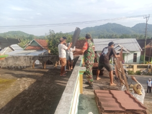 Peduli Sarana Ibadah, Babinsa Brang Rea Turun Langsung Rehap Masjid Al-Muhajirin