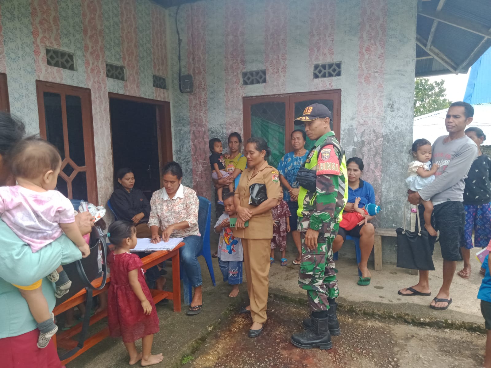 Dukung Kesehatan Ibu dan Anak, Babinsa Loli Hadir di Kegiatan Posyandu