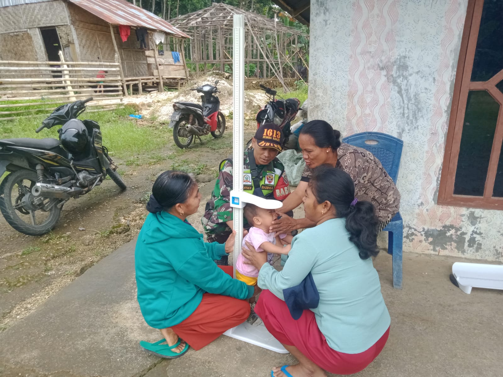 Babinsa Koramil 01/Loli Pererat Kemanunggalan TNI dan Rakyat Lewat Posyandu