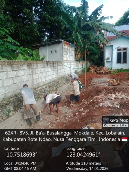 Dukung Kelancaran Pembangunan, Babinsa Awasi Pendistribusian Material KDKMP di Lobalain