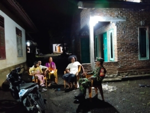 Babinsa Lakukan Pengawasan Ronda Malam Demi Keamanan Lingkungan