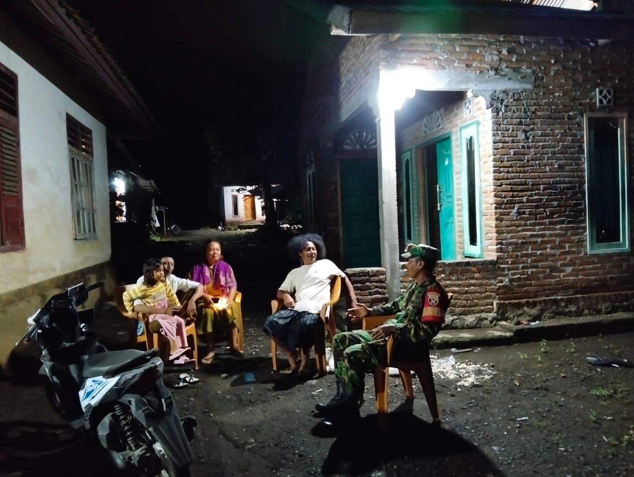 Babinsa Lakukan Pengawasan Ronda Malam Demi Keamanan Lingkungan