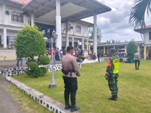 Perkuat Kemanunggalan TNI–Rakyat, Babinsa Pantau Dinamika Sosial Terkait TPS di Ende