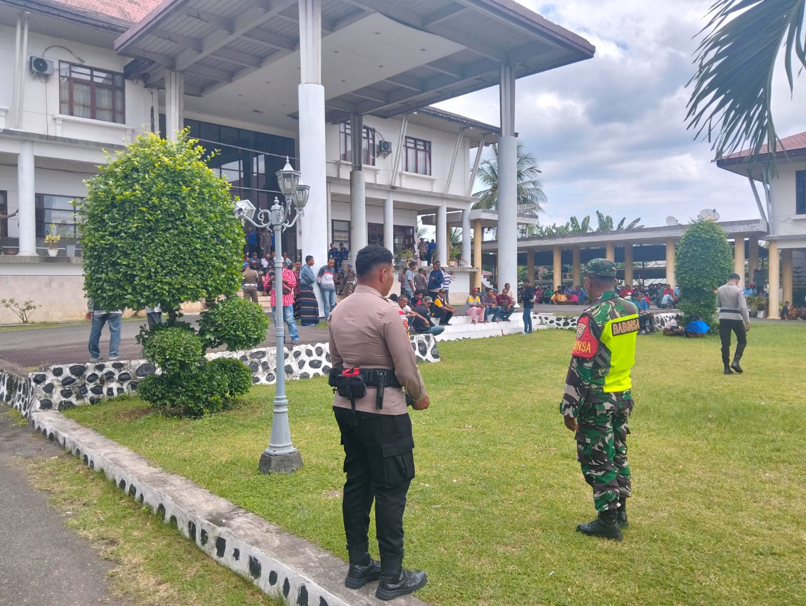 Perkuat Kemanunggalan TNI–Rakyat, Babinsa Pantau Dinamika Sosial Terkait TPS di Ende