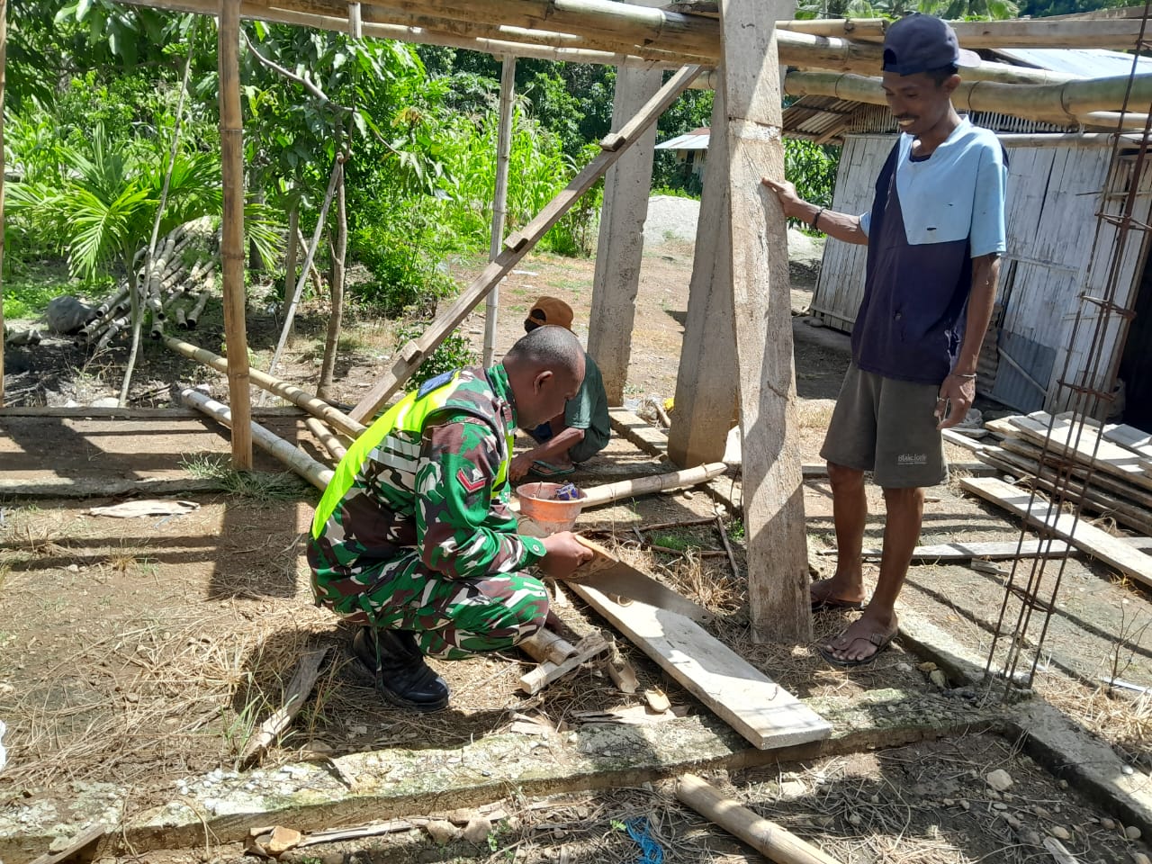 Sinergi Babinsa dan Warga, Kegiatan Pamwil dan Karya Bakti Berjalan Aman di Kotabaru