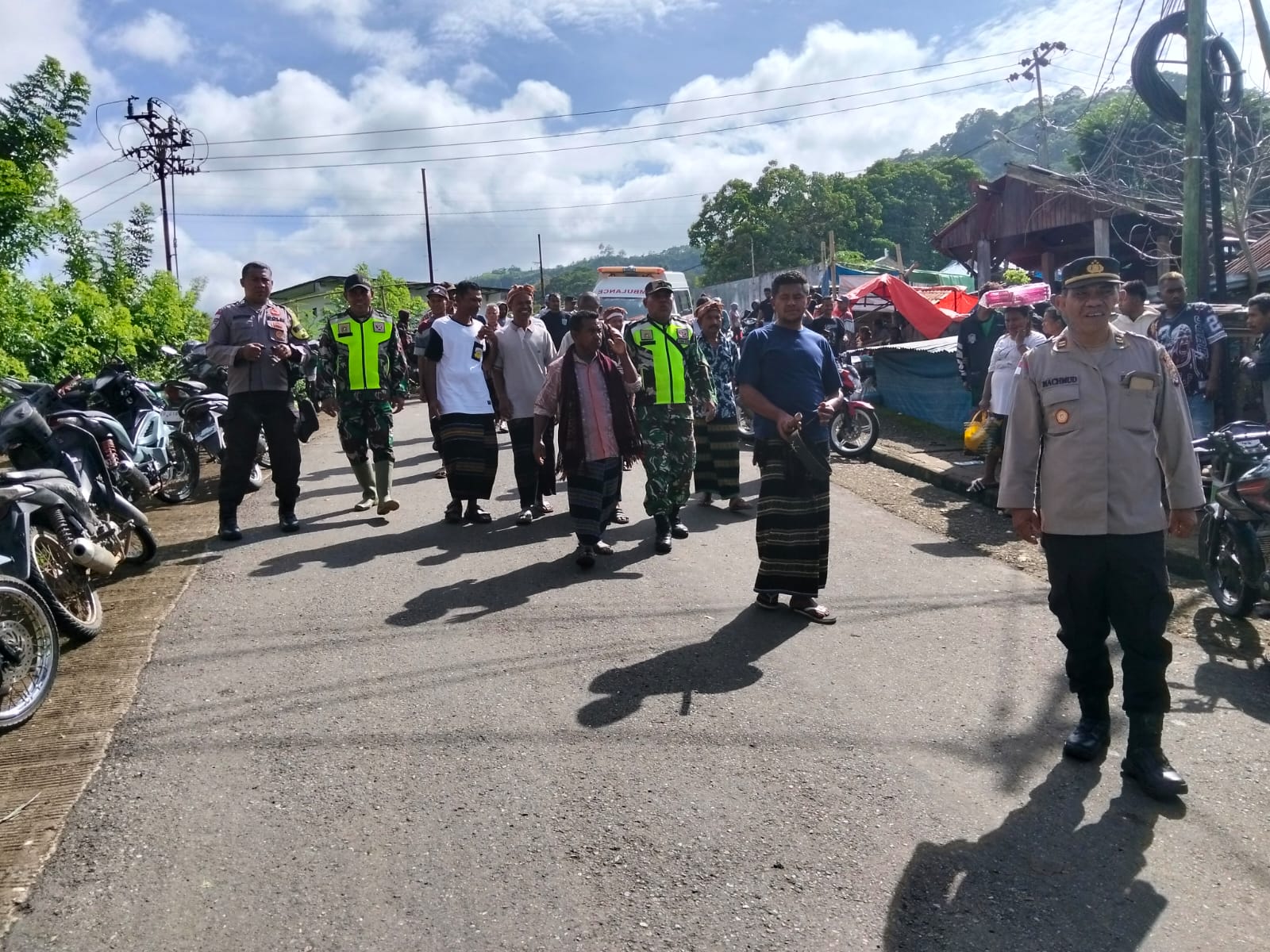 Babinsa Detusoko Dukung Ketertiban Pasar Melalui Komsos dan Pamwil Bersama Stakeholder