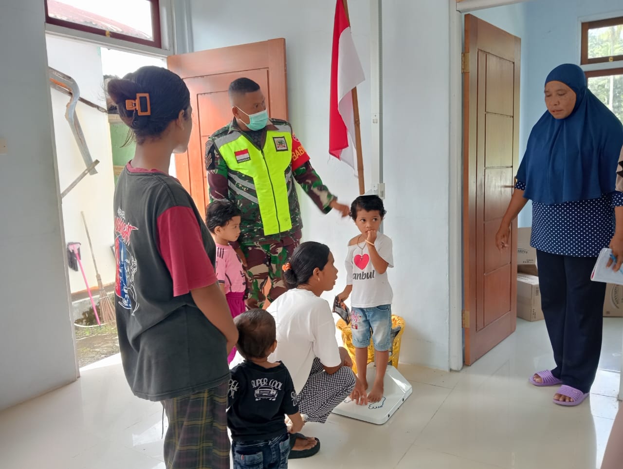 Perkuat Kemanunggalan TNI-Rakyat, Babinsa Maurole Ikuti Kegiatan Posyandu Desa Mausambi