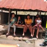 Perkuat Kemanunggalan TNI-Rakyat, Babinsa Sokoria Selatan Aktif Lakukan Komsos dan Pamwil