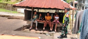 Perkuat Kemanunggalan TNI-Rakyat, Babinsa Sokoria Selatan Aktif Lakukan Komsos dan Pamwil