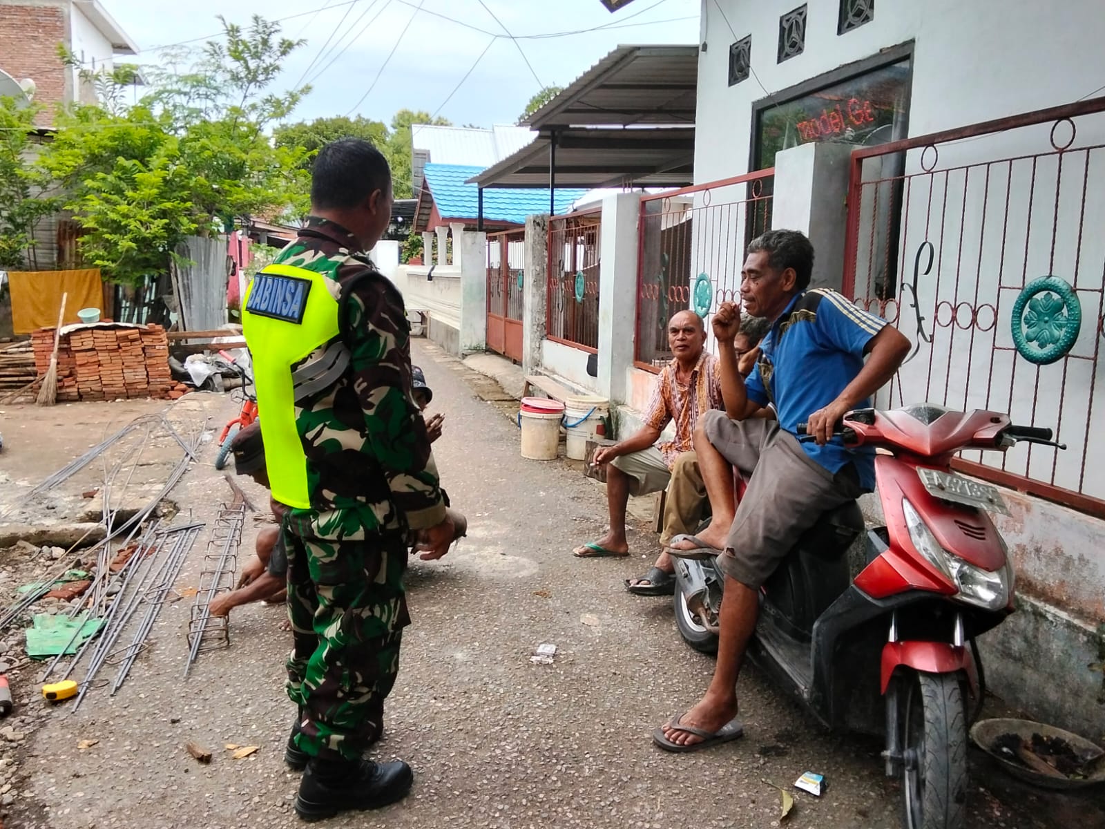 Babinsa Paruga Ajak Warga Jaga Keamanan dan Lawan Narkoba demi Kelurahan Damai