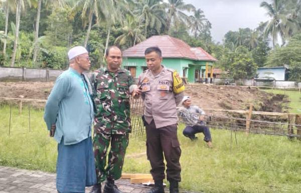 Wujudkan Kemitraan, Babinsa Desa Aikprapa Gelar Komsos Bersama Warga Dusun Otak Re
