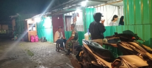 Babinsa Sekongkang Aktif Awasi Lingkungan, Tingkatkan Kesadaran Warga