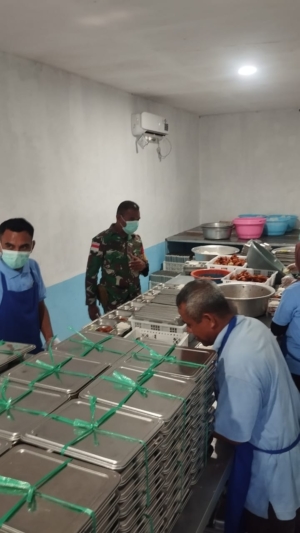 Ribuan Siswa Rote Timur Terima Makanan Bergizi, Babinsa Lakukan Pendampingan