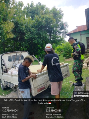 Babinsa Batutua Kawal Distribusi Material Pembangunan di Kecamatan Rote Barat Laut