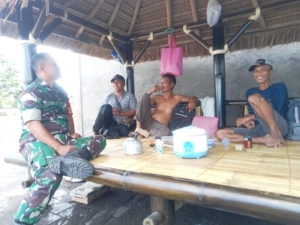 Komsos Babinsa Bagik Manis, Tekankan Keamanan Rumah dan Keselamatan Warga