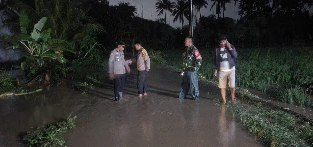 Banjir Kuripan, Babinsa Pastikan Keselamatan Warga Terdampak