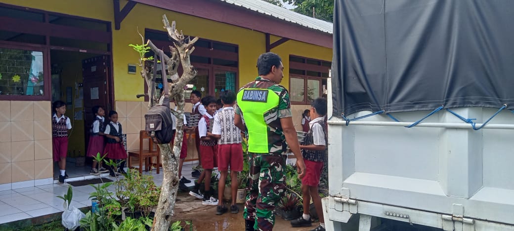 Babinsa Ba’a Dukung Program MBG bagi Siswa, Balita, dan Ibu Menyusui di Rote Ndao