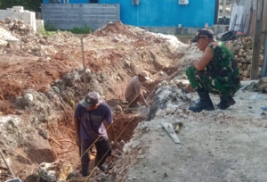 Babinsa Koramil 1627-01/Ba’a Awasi Distribusi Material dan Pekerjaan KDKMP di Mokdale