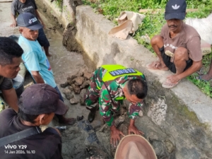 Babinsa Koramil 1627-01/Ba’a Bersama Petani Laksanakan Karya Bakti Perbaikan Irigasi Tualae