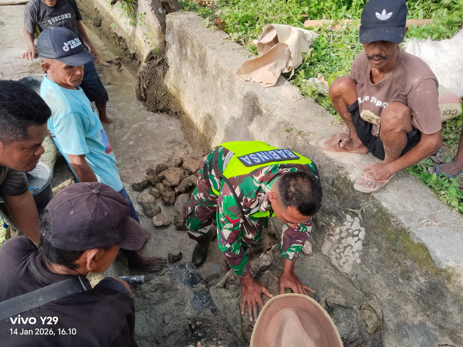 Babinsa Koramil 1627-01/Ba’a Bersama Petani Laksanakan Karya Bakti Perbaikan Irigasi Tualae