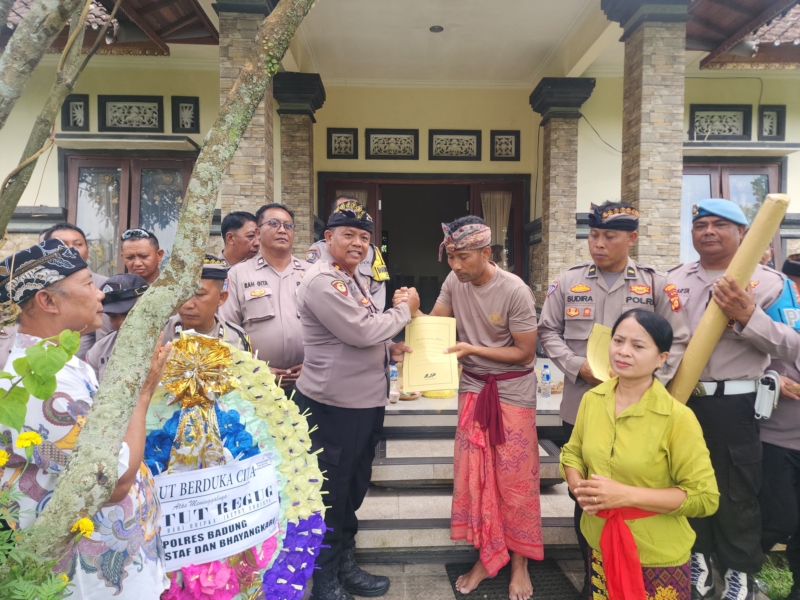 Kapolsek Mengwi Bersama Anggota Ngaturang Bela Sungkawa ke Rumah Duka Orang Tua Aipda I Ketut Sudirta