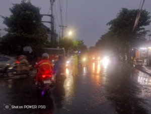 Diguyur Hujan, Personel Polsek Mengwi Tetap Sigap Atur Arus Lalu Lintas