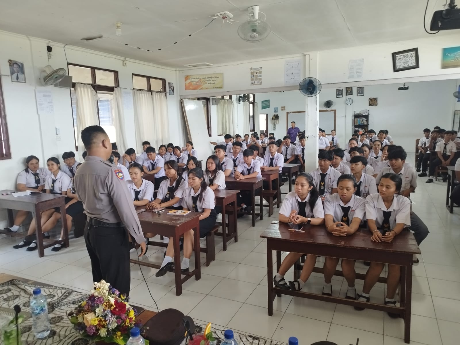 Jumat Curhat. Polsek Kuta Utara Cegah Kenakan Remaja Di SMK PGRI 3 Badung