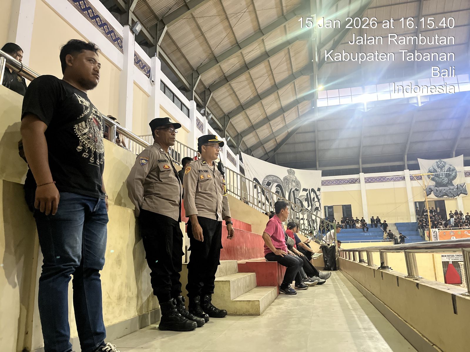 Jamin Keamanan Turnamen Futsal Bakta Cup XVII, Personel Gabungan Polres dan Polsek Tabanan Siaga di GOR Debes