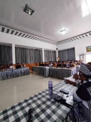 Kapolsek Selat melaksanakan giat Jumat Curhat sambangi Tokoh Masyarakat.
