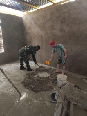 Babinsa Munaseli Pantau Wilayah Binaan Sekaligus Bantu Warga Plester Rumah