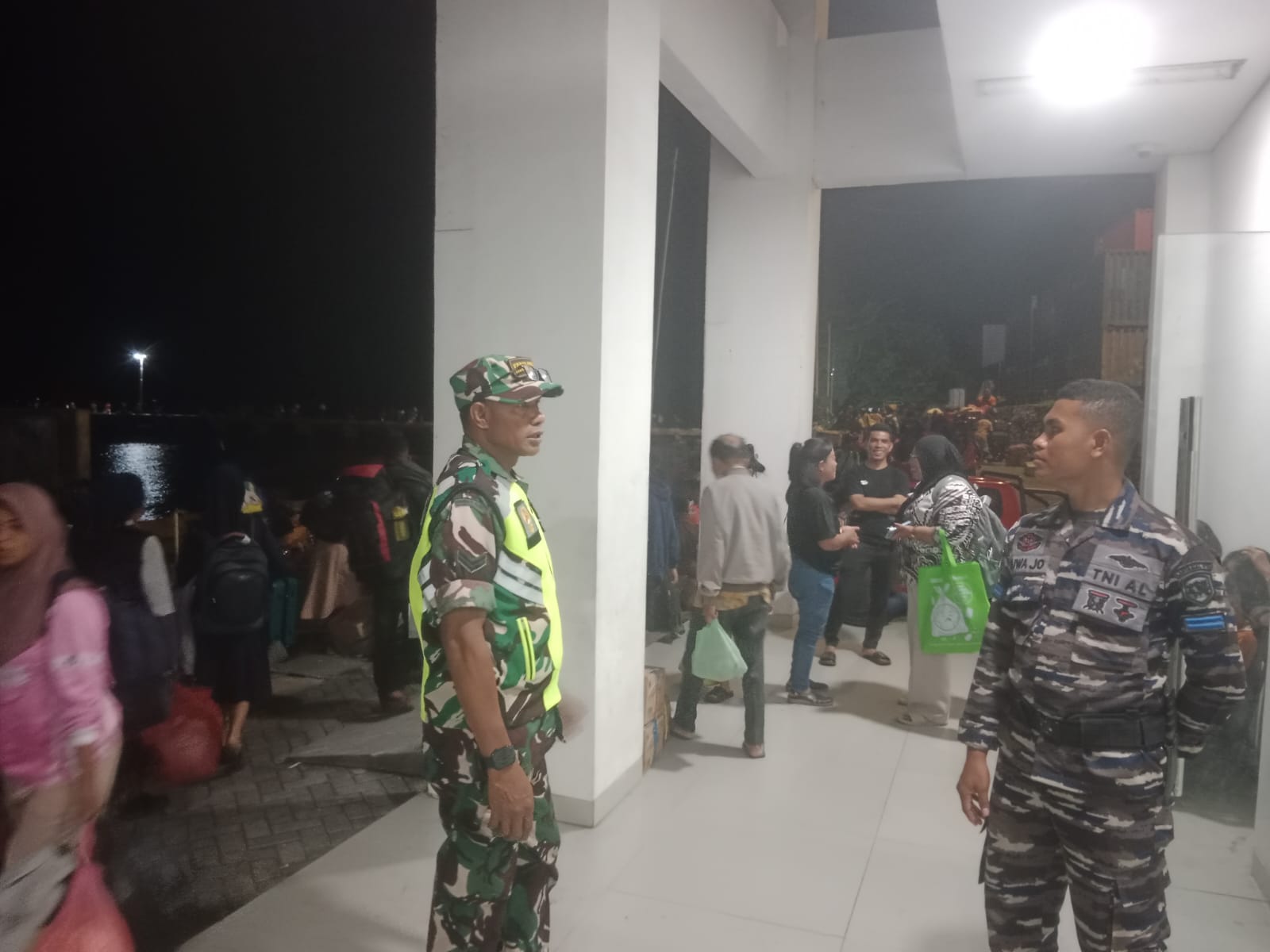 Pastikan Keamanan Penumpang, Babinsa Ende Pantau Aktivitas KM AWU di Pelabuhan IPPI